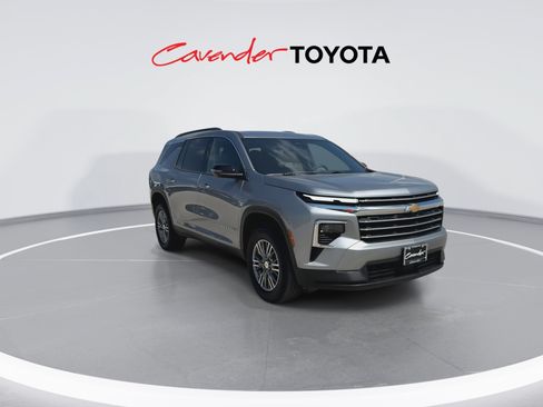 Used 2026 Chevrolet Traverse LT FWD image 2