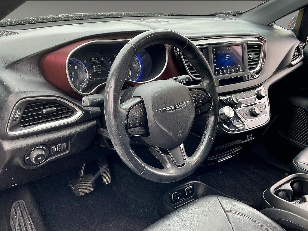 Used 2020 Chrysler Pacifica Touring-L FWD image 8