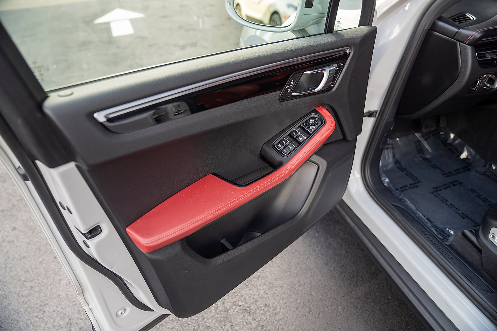 Certified 2023 Porsche Macan AWD/4WD image 16