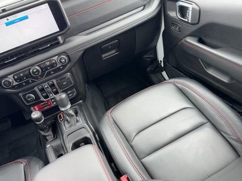 Used 2025 Jeep Wrangler Unlimited Rubicon w/ Convenience Group AWD/4WD image 15