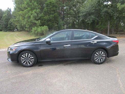 Used 2024 Nissan Altima 2.5 SV image 2