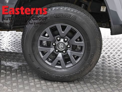 Used 2020 Toyota Tacoma SR5 AWD/4WD image 32