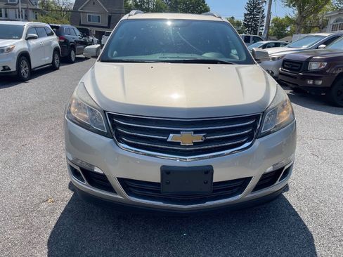 Used 2016 Chevrolet Traverse LT w/ Style and Technology Package FWD image 3