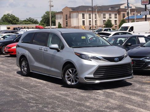 Used 2024 Toyota Sienna LE FWD image 2