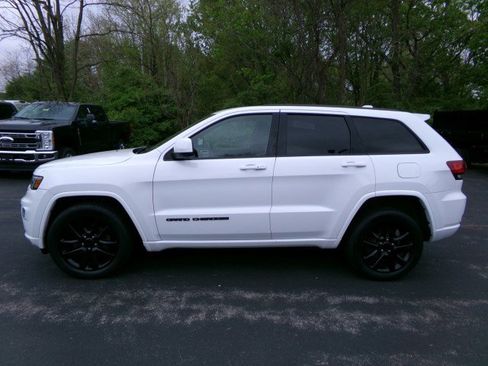 Used 2017 Jeep Grand Cherokee Altitude AWD/4WD image 6