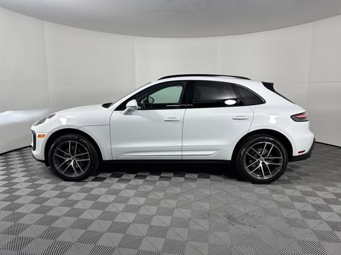Certified 2025 Porsche Macan image 2