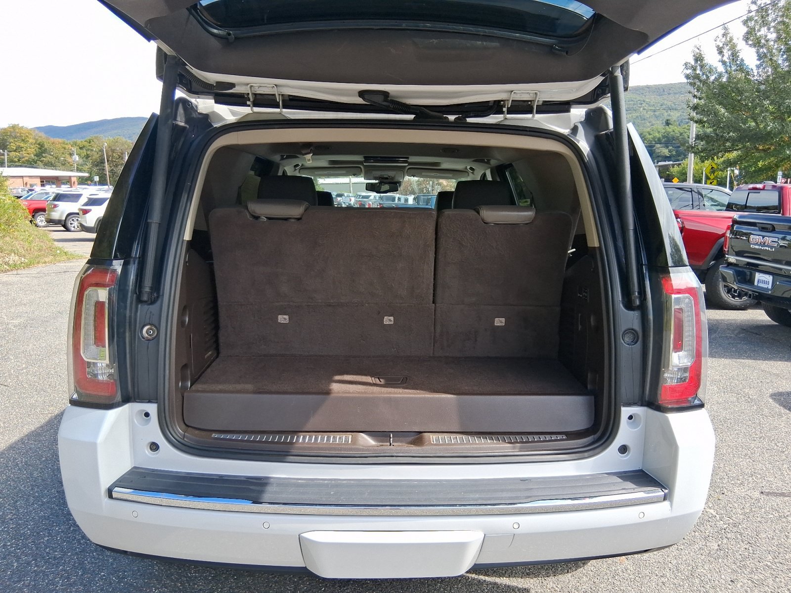 Used 2020 GMC Yukon Denali w/ Denali Premium Package AWD/4WD image 13