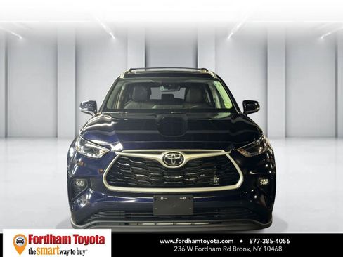 Used 2023 Toyota Highlander XLE AWD/4WD image 2