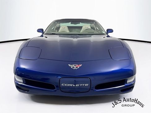 Used 2004 Chevrolet Corvette Coupe w/ Preferred Equipment Group RWD image 2