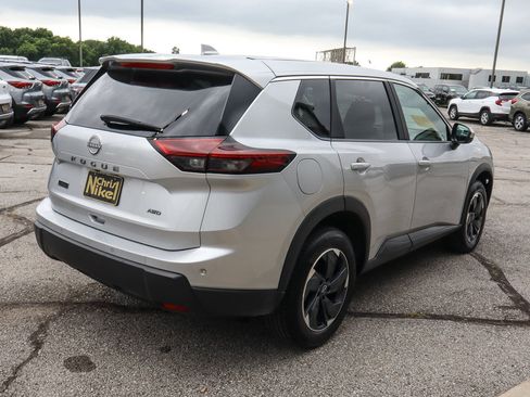 Used 2025 Nissan Rogue SV AWD/4WD image 4