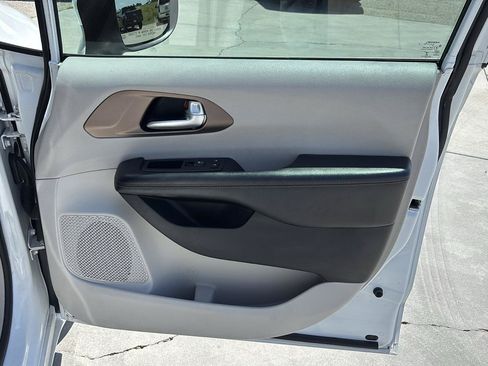 Used 2017 Chrysler Pacifica LX FWD image 25