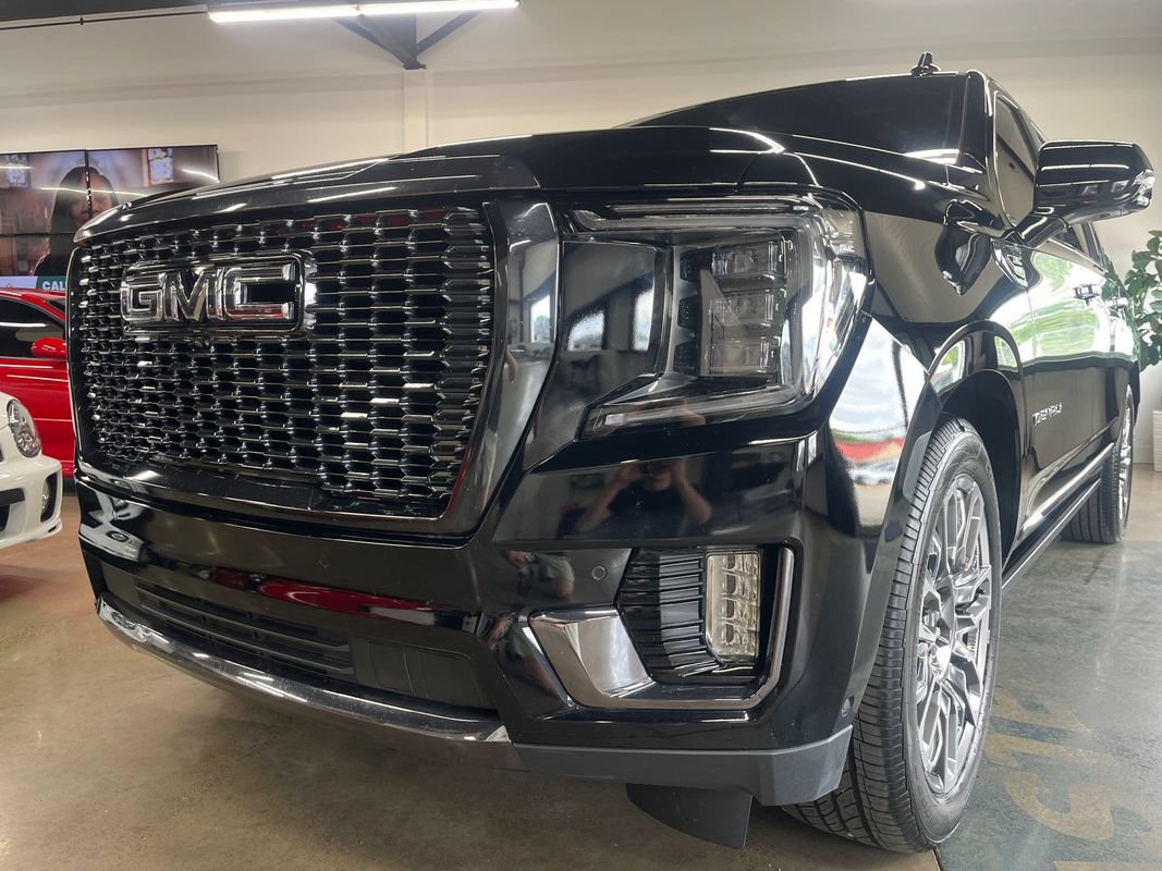 Used 2023 GMC Yukon XL Denali Ultimate AWD/4WD image 3