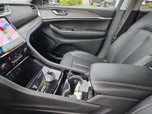 Used 2023 Jeep Grand Cherokee Limited image 32