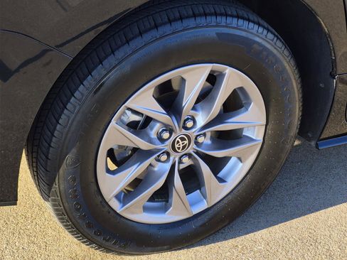 Used 2025 Toyota Sienna XLE image 7