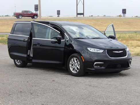 Used 2024 Chrysler Pacifica Touring-L FWD image 21