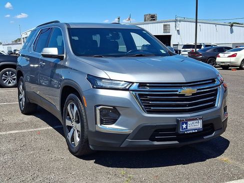Used 2023 Chevrolet Traverse LT w/ LT Premium Package AWD/4WD image 2