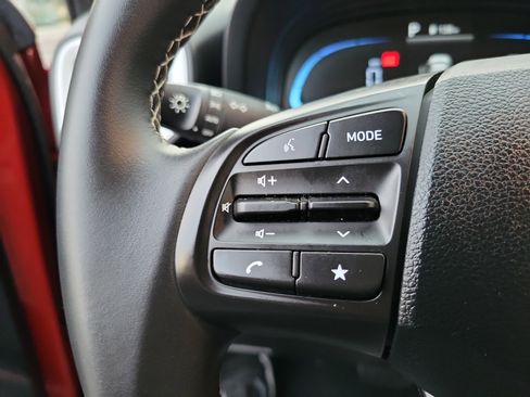 Certified 2025 Hyundai Venue Limited image 6