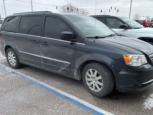 Used 2013 Chrysler Town & Country Touring image 3