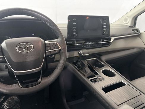 Used 2023 Toyota Sienna Limited FWD image 34