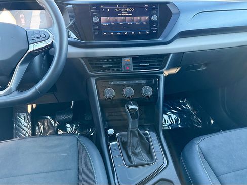 Used 2023 Volkswagen Taos SE w/ Panoramic Sunroof Package image 17