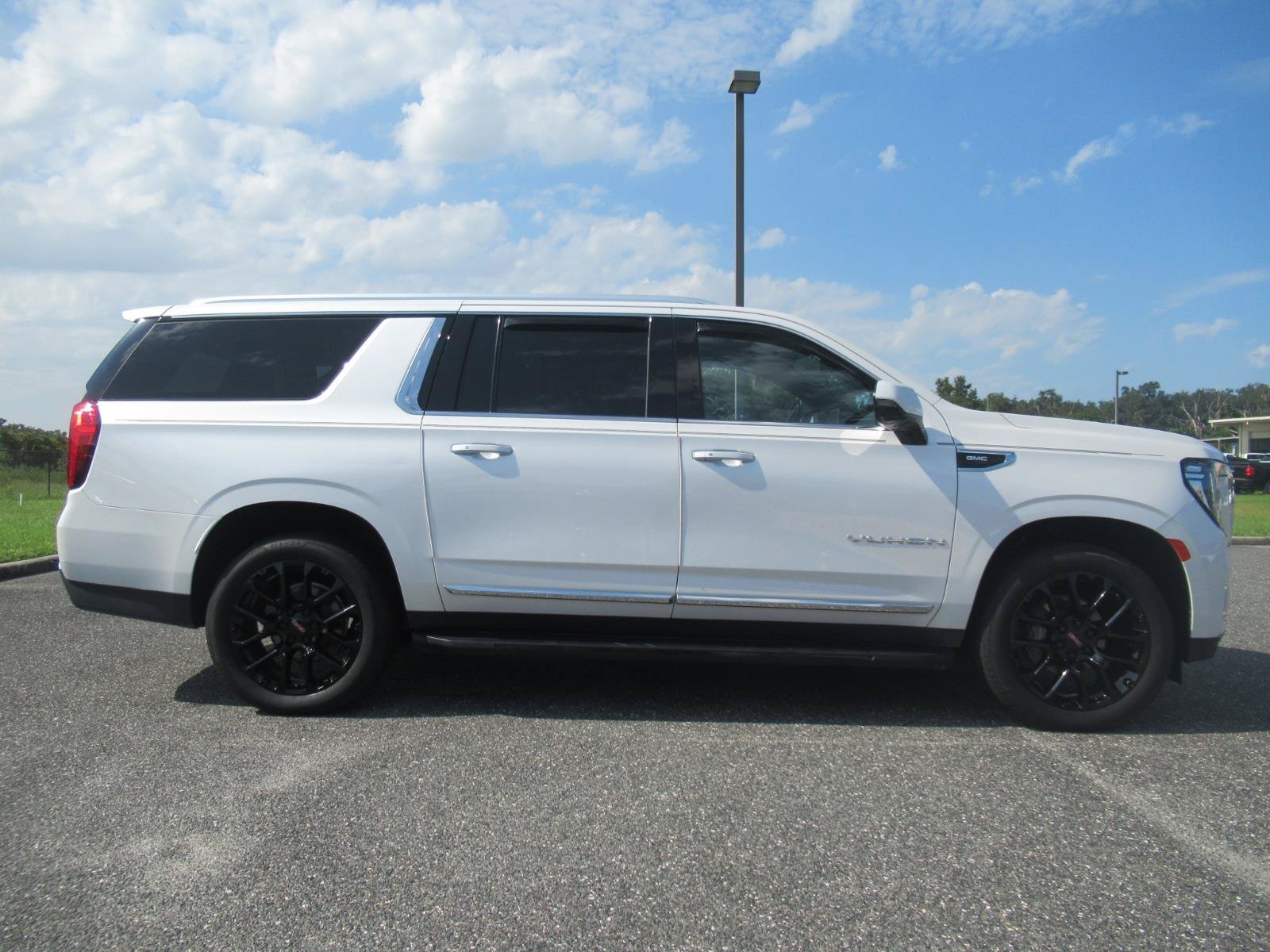 Certified 2022 GMC Yukon XL SLT w/ SLT Premium Package AWD/4WD image 2