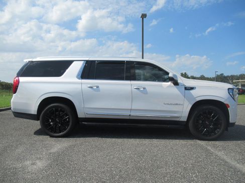 Used 2022 GMC Yukon XL SLT w/ SLT Premium Package AWD/4WD image 2