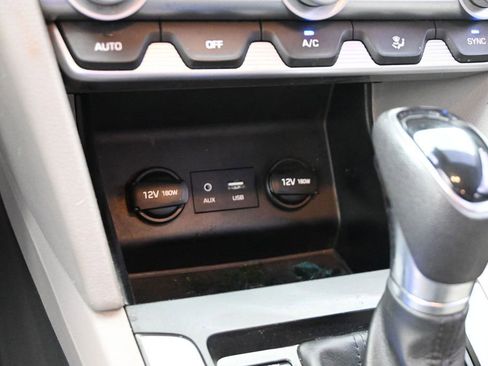 Used 2020 Hyundai Elantra SE FWD image 21