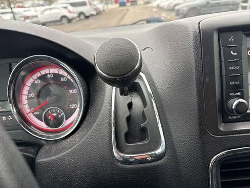 Used 2019 Dodge Grand Caravan SE w/ UConnect Hands-Free Group image 23