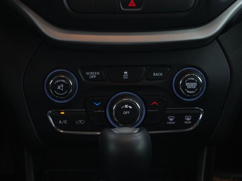 Used 2015 Jeep Cherokee Trailhawk w/ Leather Interior Group AWD/4WD image 18