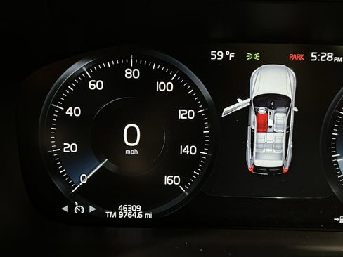 Used 2021 Volvo XC60 T5 Momentum w/ Premium Package image 12