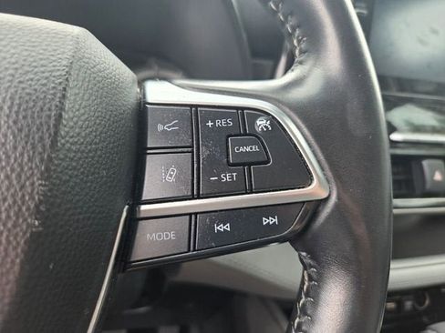 Used 2021 Toyota Highlander LE FWD image 28
