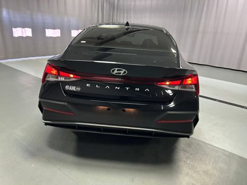 Used 2025 Hyundai Elantra SE FWD image 6