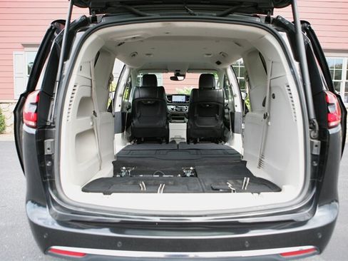 Used 2023 Chrysler Pacifica Touring-L FWD image 18