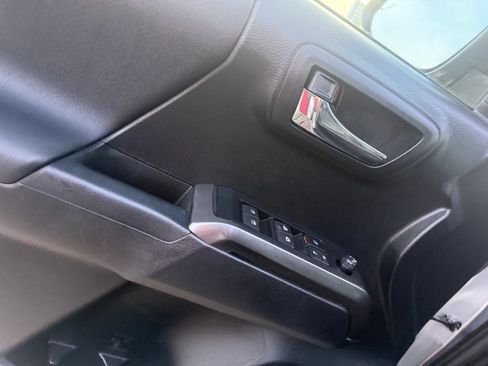 Used 2019 Toyota Tacoma TRD Sport w/ TRD Premium Sport Package AWD/4WD image 6