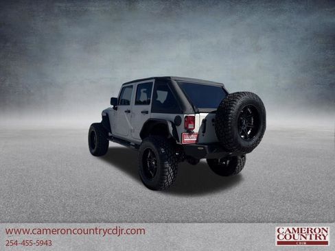 Used 2017 Jeep Wrangler Unlimited Rubicon w/ Cold Weather Group AWD/4WD image 5