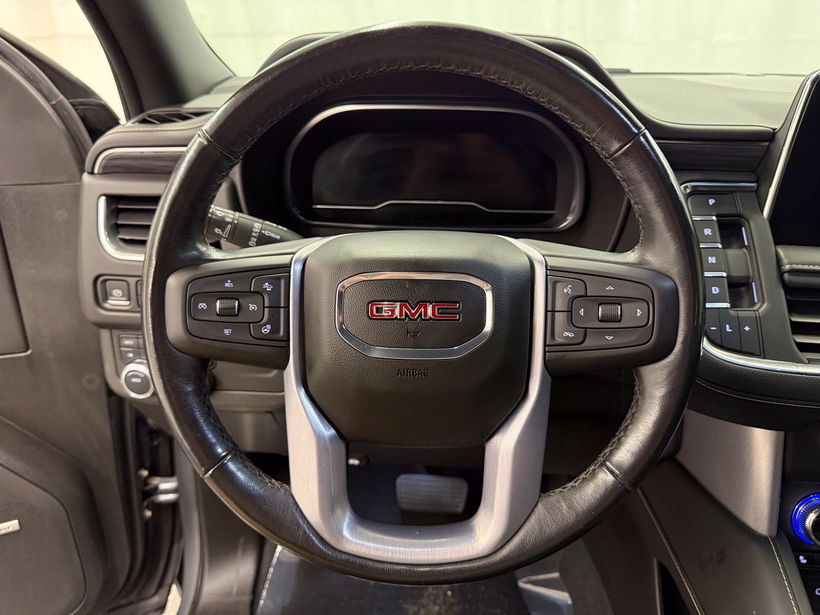 Used 2022 GMC Yukon XL SLT w/ SLT Premium Package AWD/4WD image 13