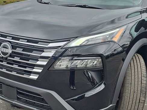 Used 2025 Nissan Rogue S image 29