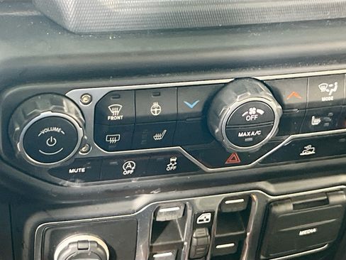 Used 2023 Jeep Gladiator Sport AWD/4WD image 19