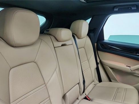 Used 2022 Porsche Cayenne image 25