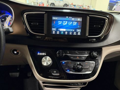 Used 2021 Chrysler Voyager L FWD image 45