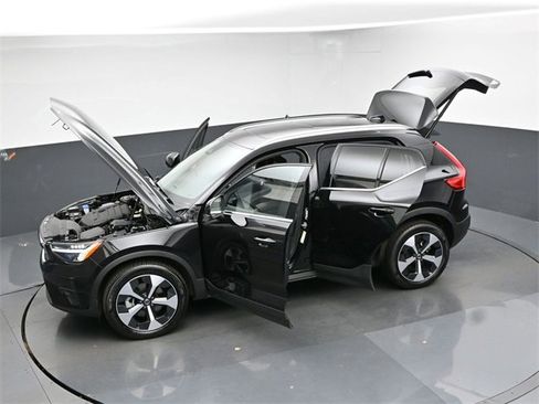 Used 2025 Volvo XC40 B5 Plus image 50