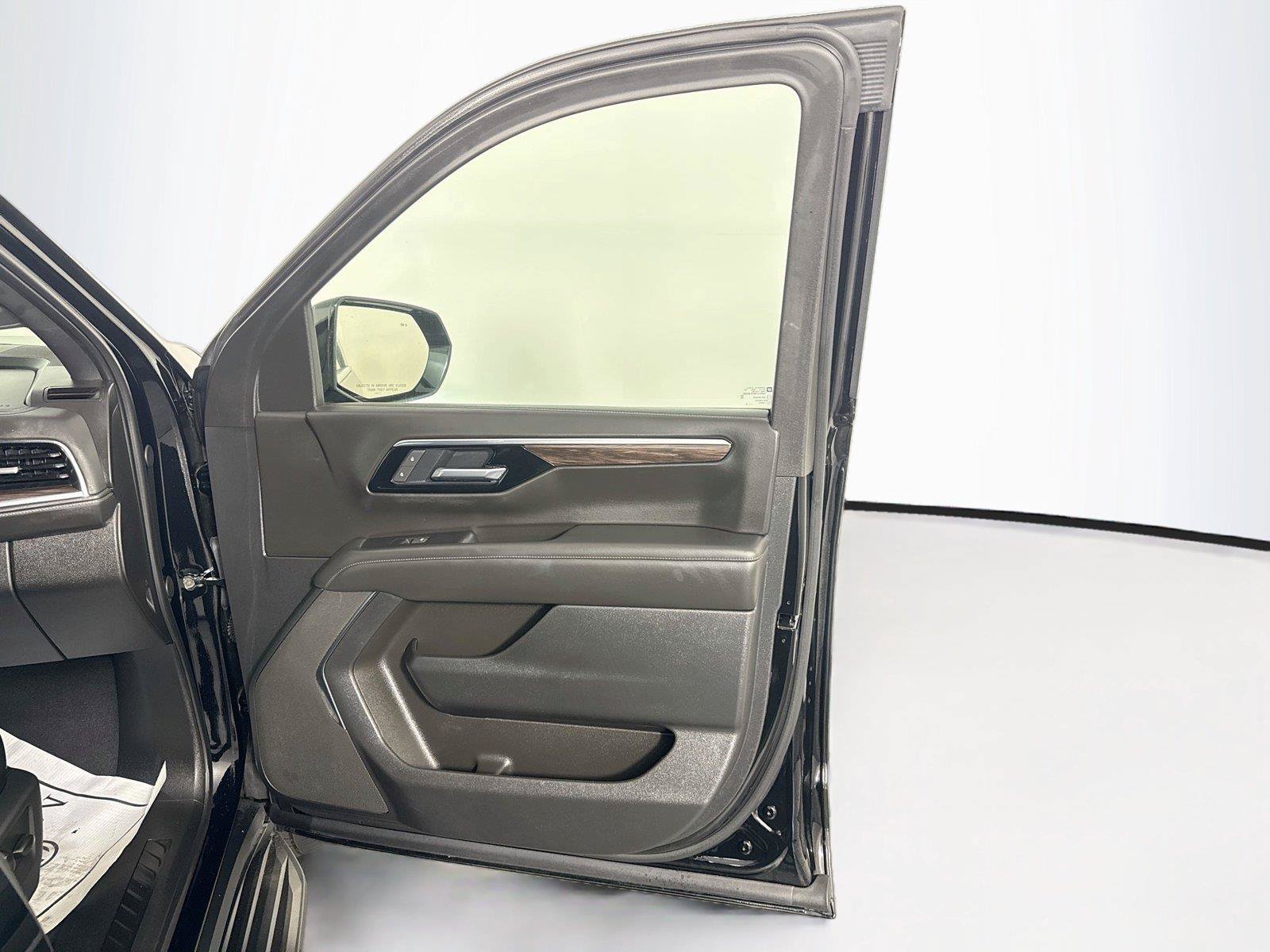 Used 2025 Chevrolet Suburban LS RWD image 13