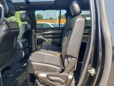 Used 2024 Jeep Wagoneer L Series III w/ Premium Group I AWD/4WD image 12
