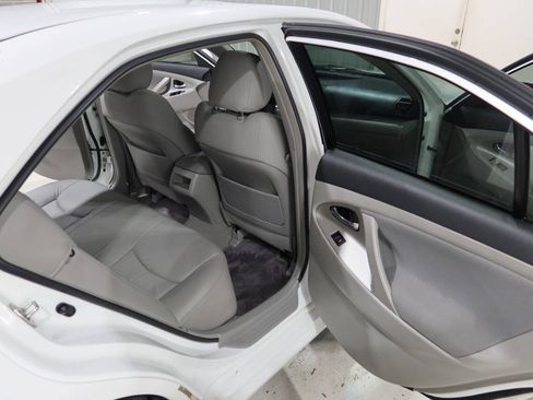 Used 2011 Toyota Camry SE w/ SE Extra-Value Pkg #1 FWD image 14