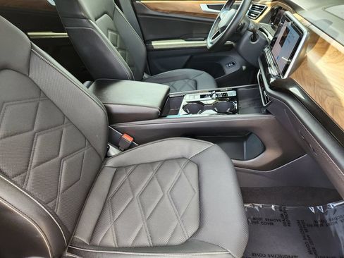 Used 2025 Volkswagen Atlas SE AWD/4WD image 5