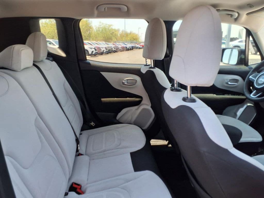 Used 2019 Jeep Renegade Latitude FWD image 20