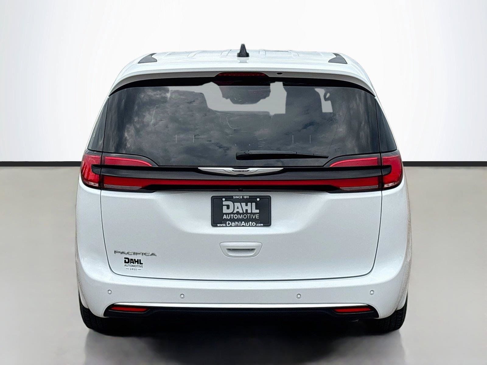 Certified 2025 Chrysler Pacifica Select FWD image 12