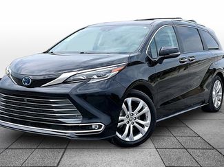 Used 2024 Toyota Sienna Platinum FWD video 1