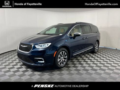 Used 2023 Chrysler Pacifica Pinnacle FWD image 1