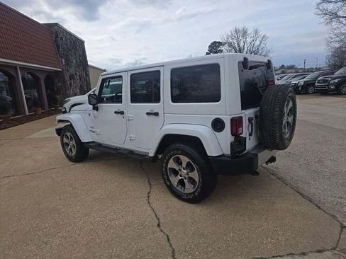 Used 2017 Jeep Wrangler Unlimited Sahara w/ Connectivity Group image 4